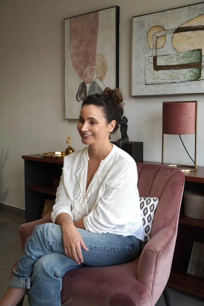 Psicóloga Claudia González sonriendo en su consulta de psicología en La Laguna